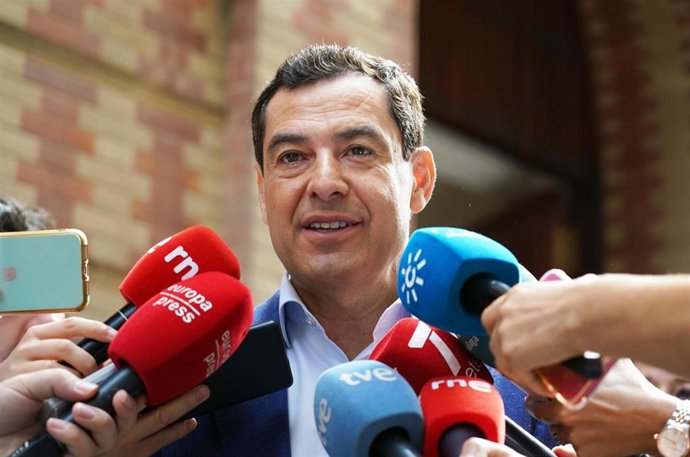 El presidente del PP andaluz y de la Junta, Juanma Moreno, atiende a los medios de comunicacion tras haber votando en el colegio electoral, a 23 de julio de 2023 en Málaga (Andalucía, España). (Foto de archivo).