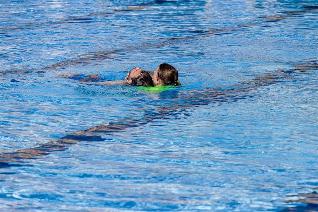 Miembros del SUMMA 112 realizan un simulacro de rescate y reanimación cardiopulmonar (RCP) en caso de ahogamiento, en las Instalaciones Deportivas del Canal de Isabel II, a 25 de julio de 2023, en Madrid (España). 