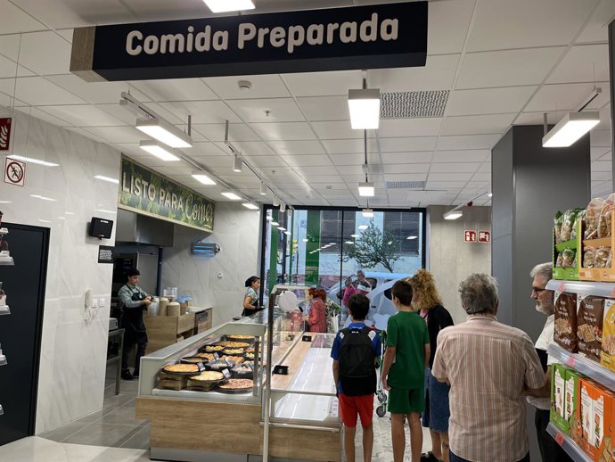 La tienda de la avenida de San Vicente de Paúl ha reabierto este jueves sus puertas tras una reforma integral