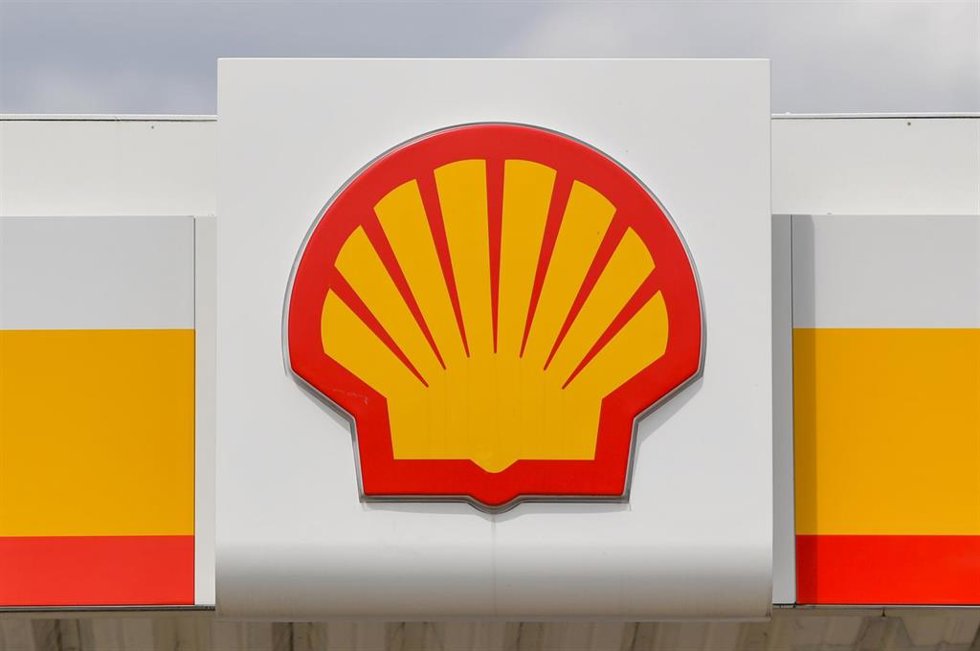 Archivo - FILED - 29 July 2020, Brandenburg, Fuerstenwalde: The Shell Oil Company logo seen at a gas station. The Shell oil company has restricted the sale of heating oil, diesel and other products to some major customers in Germany for the time being d