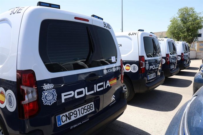 La Policía Nacional Incorpora 140 Furgones Eléctricos Uniformados Lae De Policía Científica A Su Flota De Vehículos Policiales