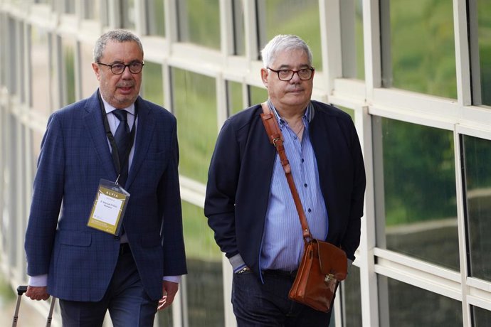 Archivo - El maquinista del tren Alvia accidentado en Angrois en 2013 que dejó 80 muertos, Francisco José Garzón (d), a su llegada a una nueva jornada del juicio del accidente ferroviario del Alvia, en la Ciudade de Justicia, a 20 de junio de 2023, en S