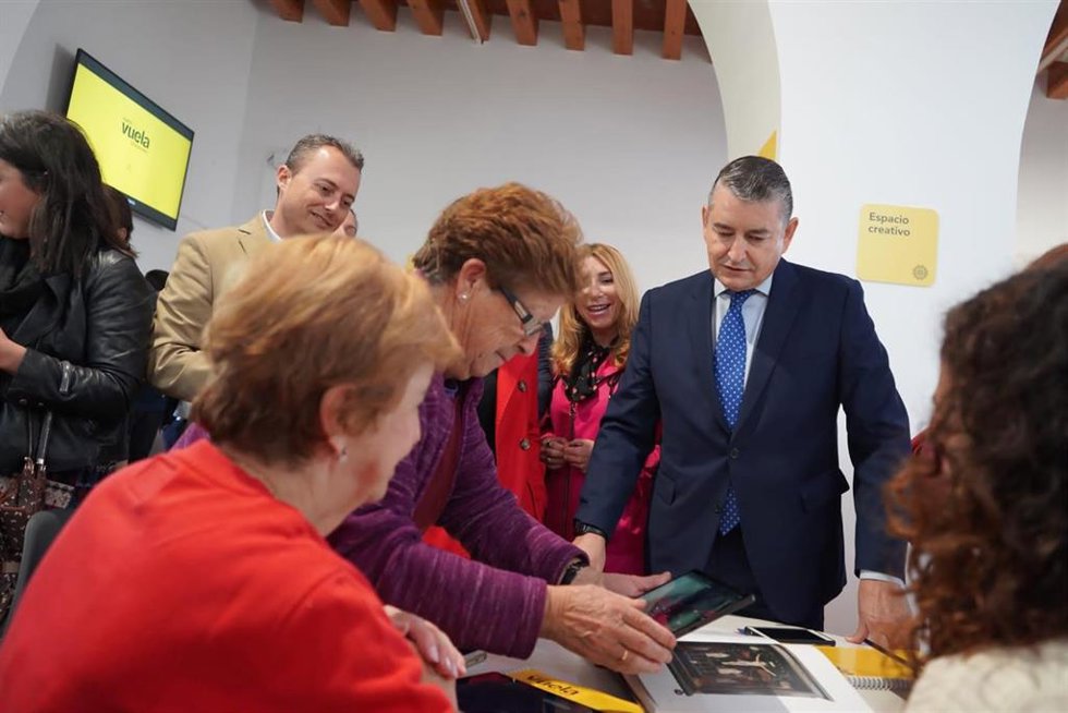 El consejero de la Presidencia, Interior, Diálogo Social y Simplificación Administrativa, Antonio Sanz, en una visita a un Punto Vuela
