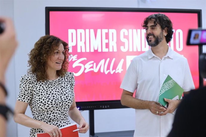 La secretaria general de CCOO-A, Nuria López, y su homólogo en la provincia de Sevilla, Carlos Aristu, en la presentación del informe sobre el impacto de la reforma laboral