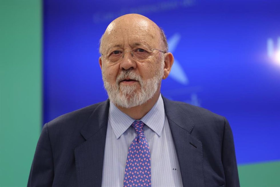Archivo - El presidente del CIS, José Félix Tezanos, interviene durante el coloquio Las mujeres en la Sociología en el Pabellón Caixabank de la Feria del Libro en el parque de El Retiro, a 5 de junio de 2023, en Madrid (España). Tezanos ha participado