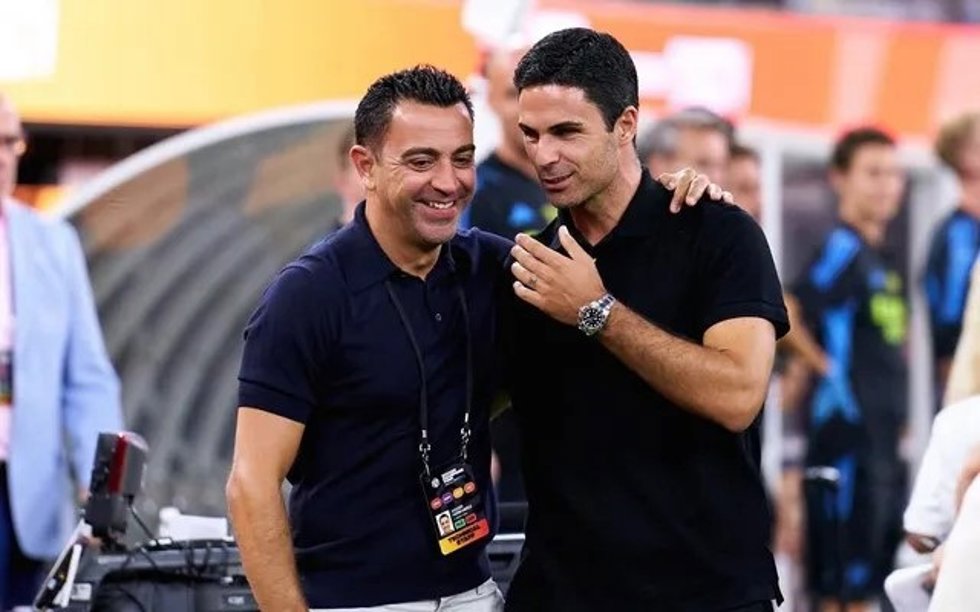 Xavi Hernández y Mikel Arteta, entrenadores de FC Barcelona y Arsenal, charlan en el amistoso disputado en Los Angeles