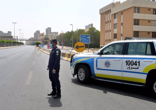 Archivo - Un policía en la provincia de Hawalli, en Kuwait