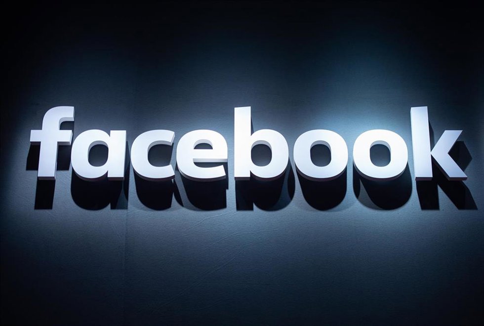 Archivo - FILED - 22 August 2018, Cologne: The logo of Facebook is pictured at the Gamescom video games fair.
