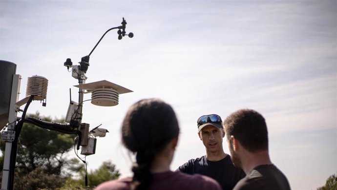 Archivo - César Azorín, junto a un anemómetro.