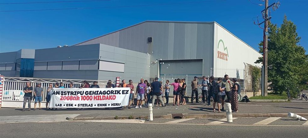 Concentración de los sindicatos por la muerte de un trabajador en la empresa Talleres Aratz