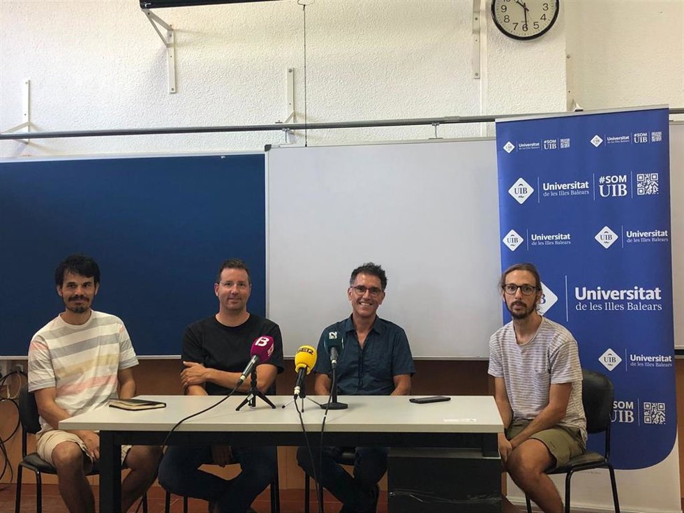 De izq. A dcha. Los investigadores Issac Lera, Antoni Jaume, Carlos Guerrero y Gabriel Moy, autores de dos estudios sobre el uso de ChatGPT.