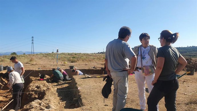 La Concejala De Acción Y Promoción Cultural Del Ayuntamiento De León, Junto Con Los Profesores De La ULE Raquel Martínez Y Carlos Fernández, En La Visita Al Yacimiento Del Castro De Los Judíos