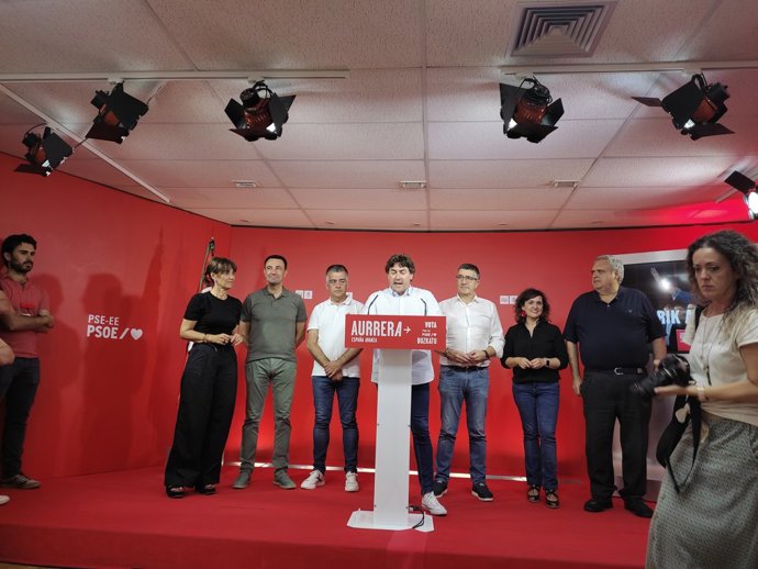 El secretario general del PSE-EE, Eneko Andueza, junto a los diputados socialistas vascos