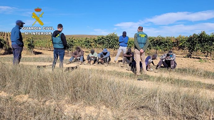 Archivo - Efectivos de la Guardia Civil en una operacion para desmantelar una red que explotaba personas,  en una foto de archivo. 