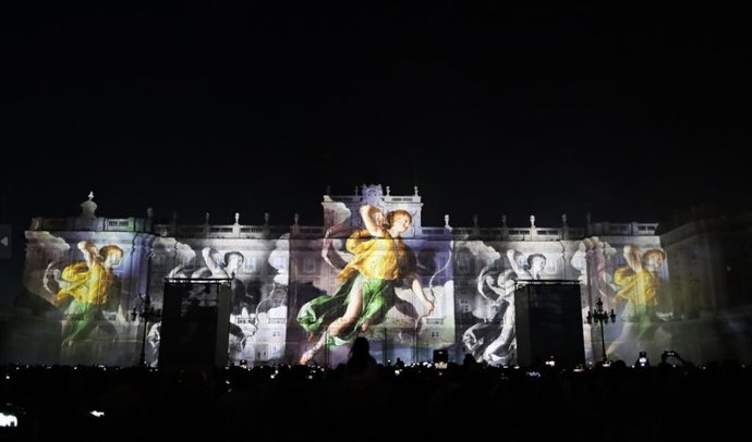 Patrimonio Nacional celebra la inauguración de su nuevo museo con un espectáculo inmersivo de luz y sonido en la Plaza de la Armería del Palacio Real de Madrid.