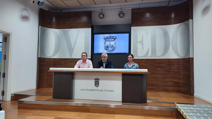 El coordinador general de IU Asturias, Ovidio Zapico, con los concejales de Convocatoria por Oviedo-IU Gaspar Llamazares y Cristina Pontón.