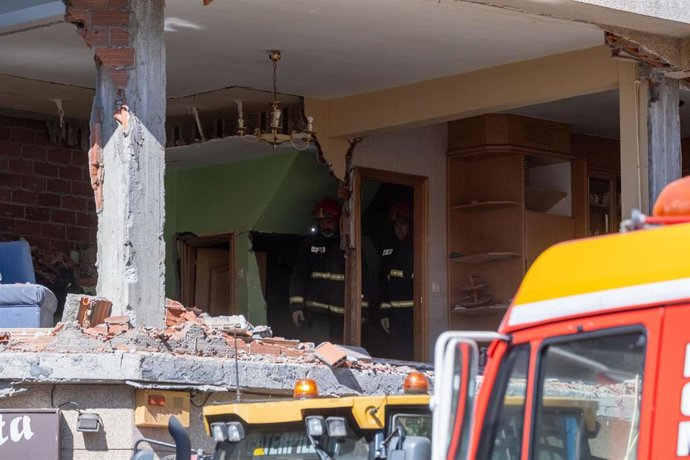 Restos de una explosión en un piso de Ordes