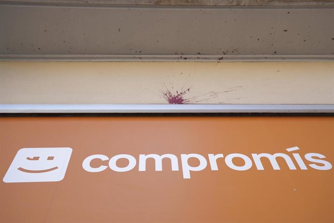 Logo de la sede de Comprmís durante una reunión ejecutiva del partido, a 25 de julio de 2023.