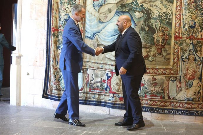 El Rey Felipe VI y el alcalde del Ayuntamiento de Palma, Jaime Martínez, en el Palacio de la Almudaina