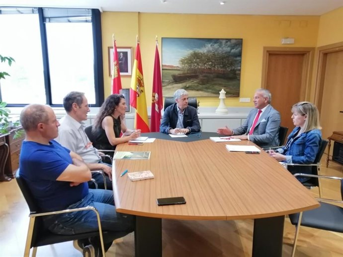 El delegado territorial de la Junta en León, Eduardo Diego, y los representantes de la Diputación de León durante el encuentro.