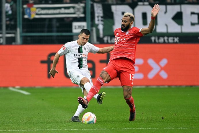 Archivo - Stefan Lainer pugna con Eric Maxim Choupo-Moting durante un Borussia Moenchengladbach-Bayern 