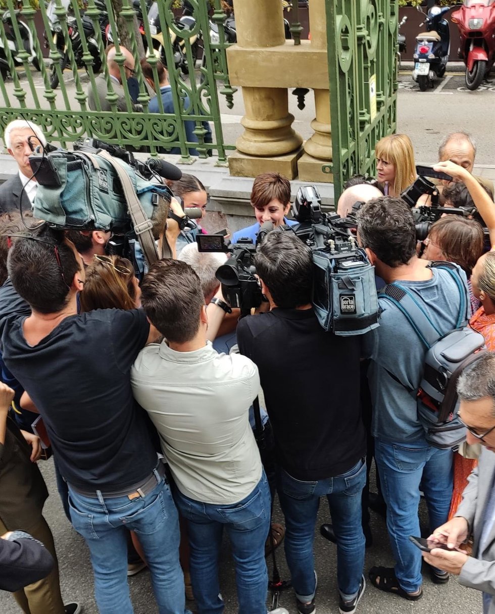 La ministra de Política Territorial del Gobierno de España, Isabel Rodríguez, atiende a los medios momentos antes de asistir a la toma de posesión de Adrián Barbón como presidente del Principado de Asturias.