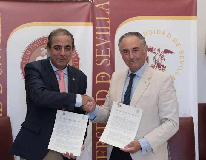 El rector de la Universidad de Sevilla, Miguel Ángel Castro y, el hermano mayor de la Hermandad de la Vera Cruz, José María Tortajada.