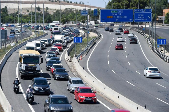 Decenas de vehículos en la autovía A-3, en la operación salida de la segunda quincena de julio.