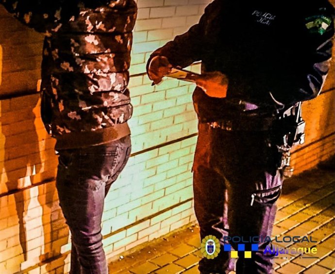 La Policía Local de Aljaraque (Huelva) ha detenido a un individuo, con una orden de detención y vigilancia ante un juzgado de Sevilla, como presunto autor de varios hurtos