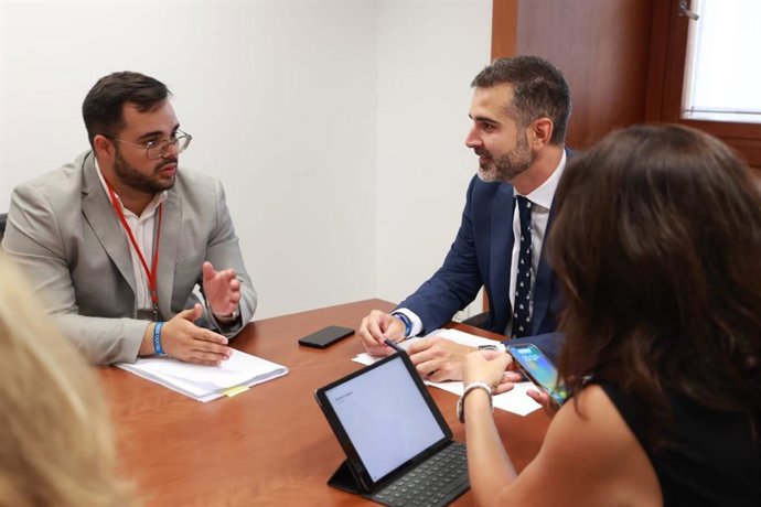 El consejero de Sostenibilidad, Medio Ambiente y Economía Azul, Ramón Fernández-Pacheco, junto con el alcalde de Zurgena, Domingo Trabalón.