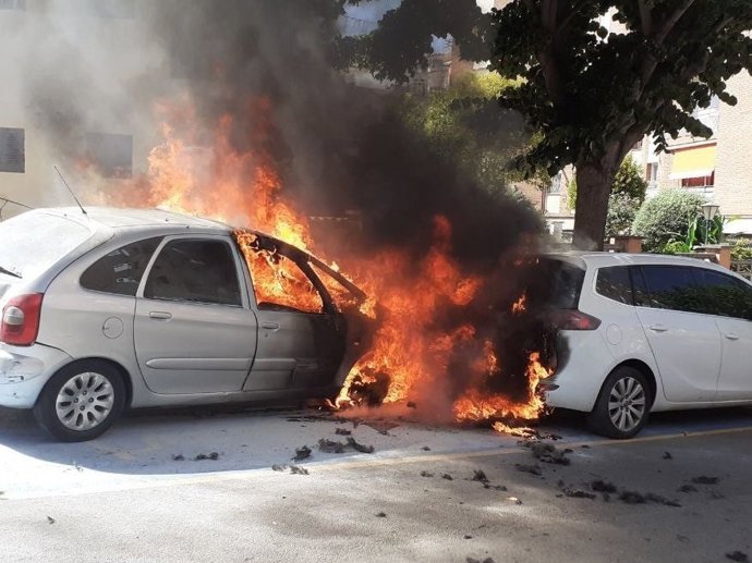 Un coche ha ardido en Lloret de Mar (Barcelona) mientras circulaba por la calle, y el fuego también ha afectado al coche que estaba aparcado al lado. El 27 de julio de 2023.
