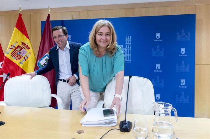 La vicealcaldesa de Madrid, delegada de Seguridad y Emergencias y portavoz municipal, Inmaculada Sanz, y el alcalde de Madrid, José Luis Martínez-Almeida, a su llegada a una rueda de prensa tras la reunión de la Junta de Gobierno de la ciudad 