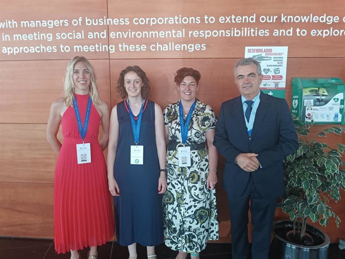 Marta Cerati, gerente ejecutiva de Aminer; Ana Belén Villar Tojo, secretaria de Mineros Touro O Pino; Vanesa Tizón Fortes, vocal de la Asociación Mineros Touro O Pino; y Luis Vega, presidente de Aminer.