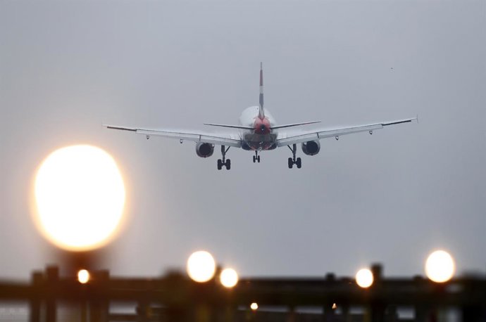 Archivo - FILED - 19 December 2016, United Kingdom, Crawley: A plane lands at Gatwick Airport who has announced it will reopen its south terminal next month, to meet expected strong demand for air travel this summer. Photo: Gareth Fuller/PA Wire/dpa