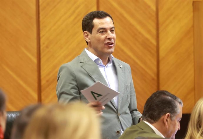 El presidente de la Junta de Andalucía, Juanma Moreno, durante su intervención en la sesión de Control al Gobierno en la segunda jornada del Pleno del Parlamento andaluz. A 27 de julio de 2023, en Sevilla (Andalucía, España). Sesión de Control al Gobier