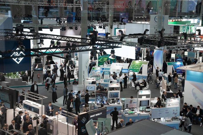 Archivo - Varias personas dentro de las inmediaciones de Fira Barcelona