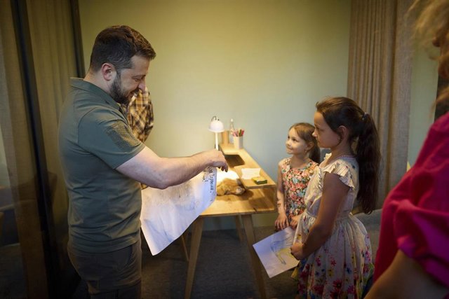 Archivo - El presidente ucraniano, Volodimir Zelenski, junto a unas niñas.