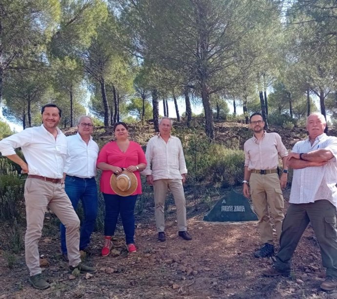 Visita de representantes de la Junta a los trabajos forestales en la Sierra Morena sevillana.