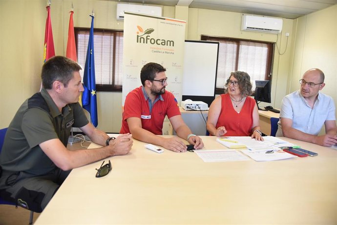 La consejera de Desarrollo Sostenible de Castilla-La Mancha, Mercedes Gómez, visita el Centro Operativo Regional de Incendios.