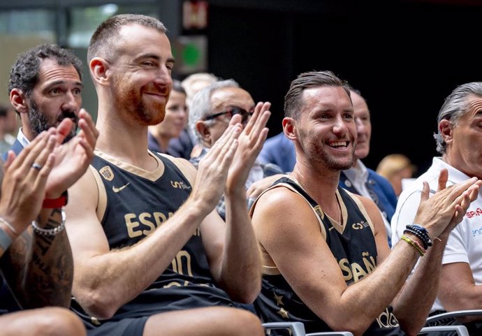 Rudy Fernández sonríe junto a Víctor Claver durante la presentación de la selección para el Mundial de 2023