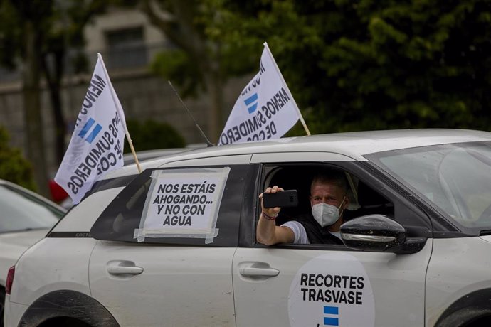 Archivo - Un vehículo circula por el centro de la capital con pancartas para protestar contra el recorte de caudal del Trasvase Tajo-Segura 