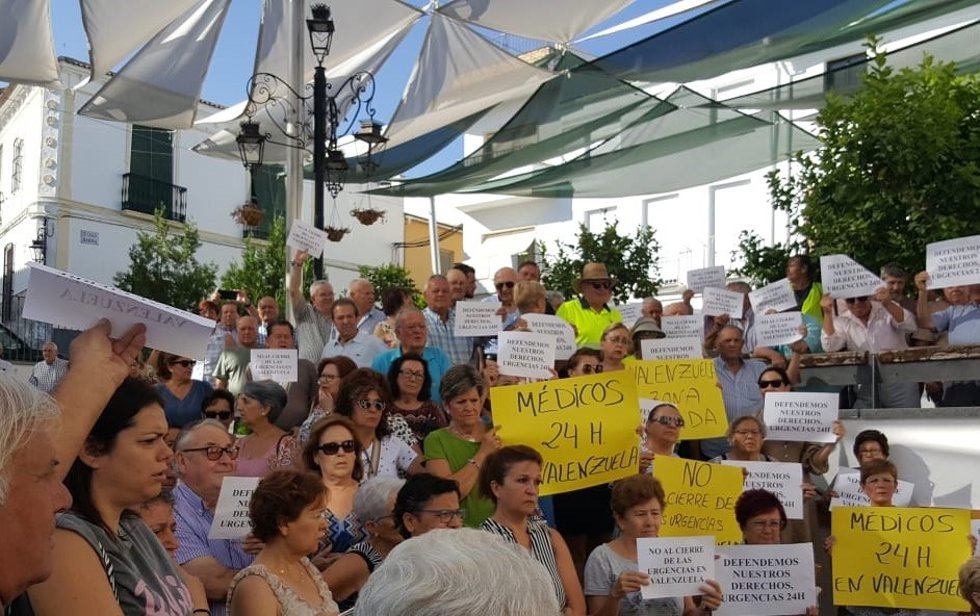 Protesta de vecinos de Valenzuela por el cierre del punto de Urgencias en la localidad.