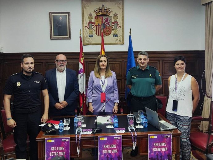 Simal (i), Latorre, Barcones, Peñarroya y Lerma presentan el dispositivo para el Enclave de Agua de Soria.