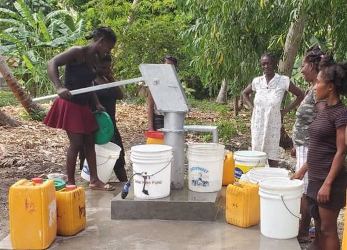 AUARA construirá un pozo en Haití gracias a la venta de botellas en establecimientos de Vegalsa-Eroski