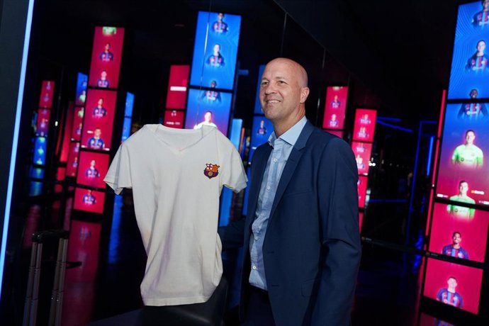 La camiseta blanca de Johan Cruyff, en el Museo del FC Barcelona cedida por su hijo Jordi Cruyff
