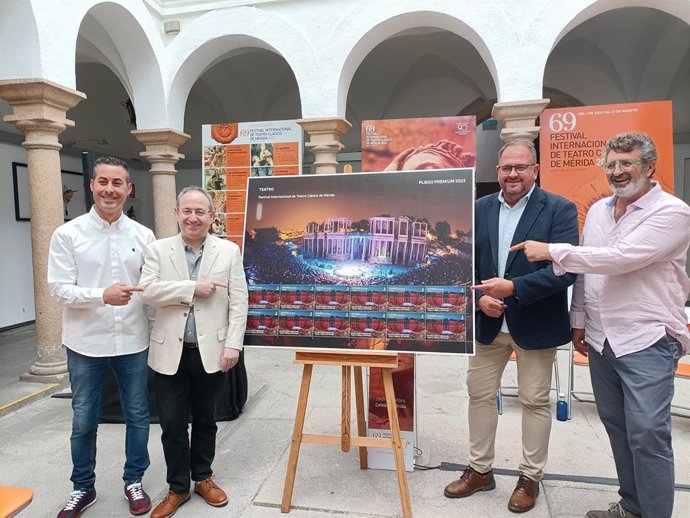 Presentación del sello con la imagen nocturna del Teatro Romano de Mérida este jueves