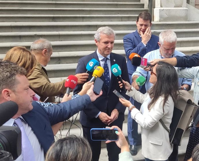 El presidente de la Xunta de Galicia, Alfonso Rueda, atiende a los medios tras asistir a la toma de posesión de Adrián Barbón como presidente del Principado de Asturias.