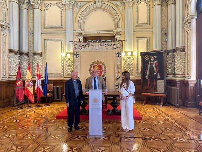 El alcalde de Valladolid, Jesús Julio Carnero, junto al fundador de Hombres Nuevos, Nicolás Castellanos, y la concejala de Juventud, Carolina del Bosque.