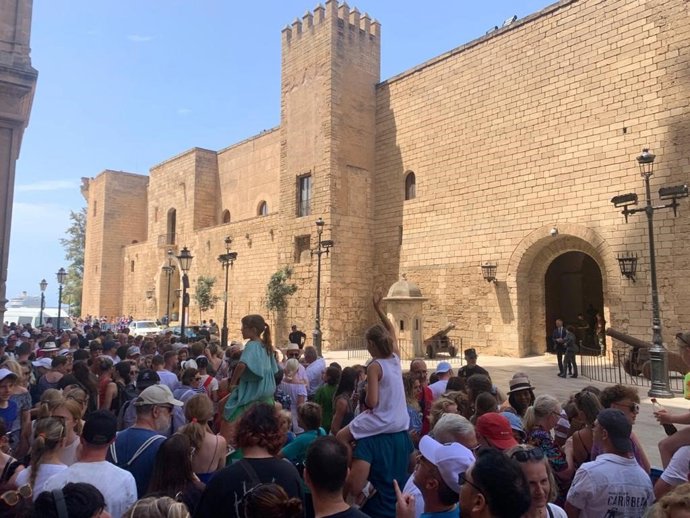 Personas concentradas frente el Palacio de la Almudaina para ver al Rey Felipe VI