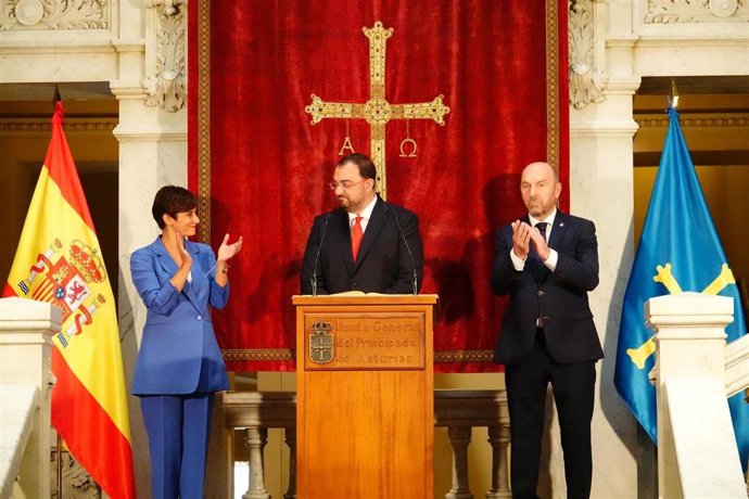 La ministra Isabel Rodríguez en el acto de toma de posesión de Adrián Barbón, con la presencia del presidente de la Junta General del Princopado, Juan Cofiño.